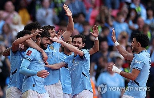 펩 과르디올라 감독이 이끄는 맨체스터 시티가 28일(한국시각) 영국 런던에 있는 웸블리 스타디움에서 열린 노팅엄 포레스트와의 FA컵 준결승전에서 2-0으로 승리했다.&nbsp; 프리미어리그에서 돌풍을 일으키는 노팅엄을 컵대회에서 만난 맨시티는 돌풍을 잠재우며 결승 진출에 성공했다. 맨시티는 지난 세 시즌 연속 결승전에 진출하면서 두 시즌 만에 우승 도전에 나선다. 연합뉴스