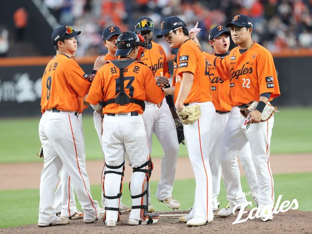 2025 시즌 초반 3위를 달리고 있는 한화 이글스가 오는 29일부터 내달 7일까지 LG 트윈스, KIA 타이거즈, 삼성 라이온즈와 차례로 격돌하는 9연전에서 최소 3위 수성은 물론 선두권 도약을 노린다. 사진 한화 이글스