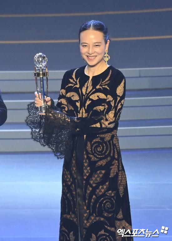 태국축구협회가 지난 23일(한국시간) 공식 홈페이지를 통해 마담 팡 협회장이 시암스포츠에 첫 부채 상환을 위해 축구협회에 2500만바트(약 10억 7400만원)의 사재를 출연해 기부했다고 전했다.&nbsp;엑스포츠뉴스DB