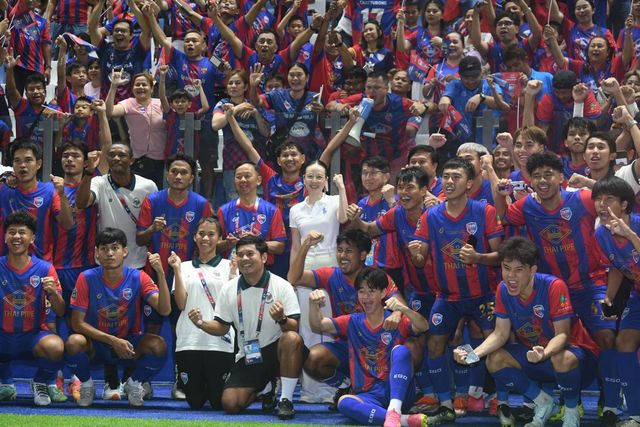 태국축구협회가 지난 23일(한국시간) 공식 홈페이지를 통해 마담 팡 협회장이 시암스포츠에 첫 부채 상환을 위해 축구협회에 2500만바트(약 10억 7400만원)의 사재를 출연해 기부했다고 전했다.&nbsp;태국축구협회