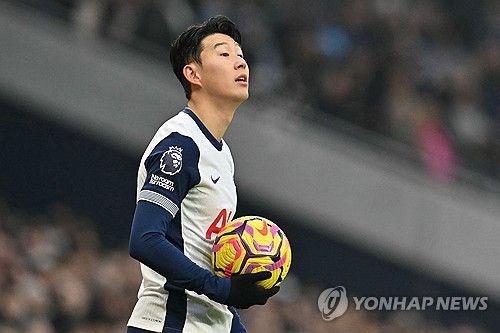 토트넘은 오는 5월 2일 오전 4시(한국시간) 영국 런던에 있는 토트넘 홋스퍼 스타디움에서 보되/글림트(노르웨이)와 2024-2025시즌 유럽축구연맹(UEFA) 유로파리그 준결승 1차전을 치른다.&nbsp;손흥민의 출전 여부가 불투명하다. 현재 손흥민은 발 부상으로 공식전 4경기 연속 결장했다. 리버풀전도 예외는 아니었다. 프랑크푸르트와의 유로파리그 8강 1차전 때 강한 태클을 당해 발에 충격을 받은 뒤 내리 4경기를 결장해 토트넘 팬들의 우려가 커졌다.&nbsp;&nbsp;연합뉴스