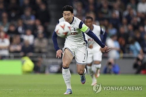 토트넘은 오는 5월 2일 오전 4시(한국시간) 영국 런던에 있는 토트넘 홋스퍼 스타디움에서 노르웨이 강호 보되/글림트와 2024-2025시즌 유럽축구연맹(UEFA) 유로파리그 4강 1차전을 치른다.&nbsp; 토트넘 홋스퍼 주장 손흥민이 아시아 최초의 대기록에 큰 고비를 맞았다. 아직 부상에서 회복하지 못하고 있기 때문이다.&nbsp;연합뉴스