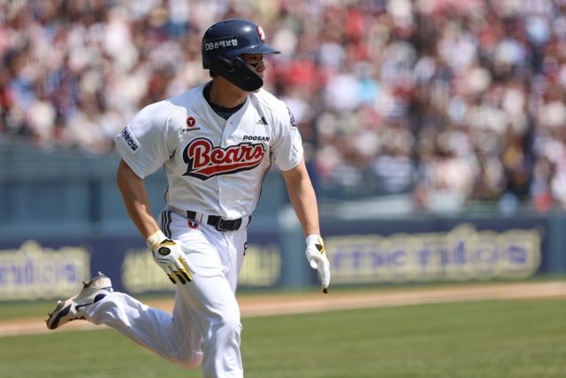 두산 내야수 오명진은 지난 27일 잠실구장에서 열린 '2025 신한 SOL Bank KBO 리그' 롯데와 주말 3연전 마지막 경기에서 6번타자 2루수로 선발 출전했다. 4회말 우측 담장을 넘기는 결승 만루 홈런으로 생애 첫 홈런포를 쏘아 올리는 등 6타점으로 팀 승리에 힘을 보탰다. 두산 베어스