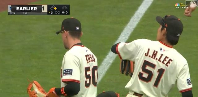 오른쪽에 위치한 샌프란시스코 자이언츠 이정후가 미국 메이저리그 정규시즌 경기를 앞두고 팬에게 공을 던져주고 있다. MLB닷컴 영상 캡처