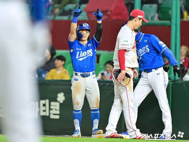 29일 오후 인천SSG랜더스필드에서 열린 '2025 신한 SOL Bank KBO리그' 삼성 라이온즈와 SSG 랜더스의 경기, 9회초 2사 3루 삼성 김성윤이 1타점 적시타를 날린 후 기뻐하고 있다. 인천, 김한준 기자