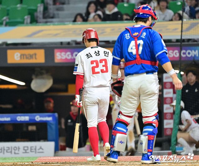 29일 오후 인천SSG랜더스필드에서 열린 '2025 신한 SOL Bank KBO리그' 삼성 라이온즈와 SSG 랜더스의 경기, 8회말 무사 1,2루 SSG 최상민이 루킹 삼진을 당한 후 더그아웃으로 향하고 있다. 인천, 김한준 기자