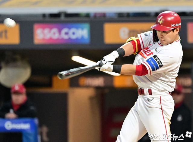 29일 오후 인천SSG랜더스필드에서 열린 '2025 신한 SOL Bank KBO리그' 삼성 라이온즈와 SSG 랜더스의 경기, 3회말 1사 2,3루 SSG 최준우가 1타점 희생플라이 타구를 날리고 있다. 인천, 김한준 기자