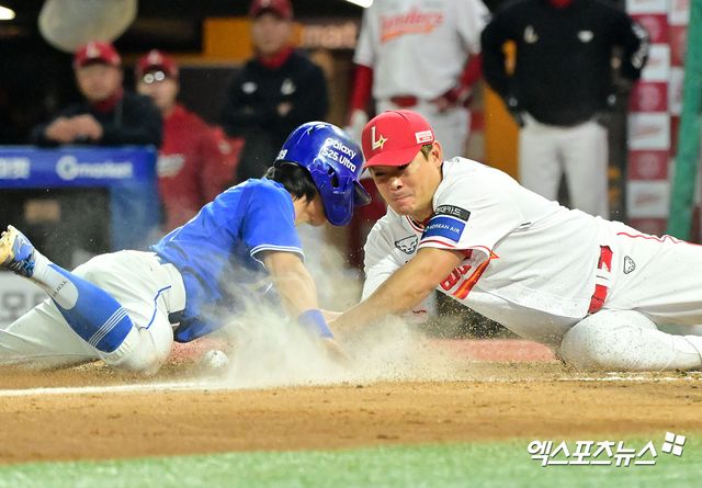 29일 오후 인천SSG랜더스필드에서 열린 '2025 신한 SOL Bank KBO리그' 삼성 라이온즈와 SSG 랜더스의 경기, 8회초 무사 만루 삼성 김성윤이 SSG 노경은의 폭투를 틈타 득점에 성공하고 있다. 인천, 김한준 기자