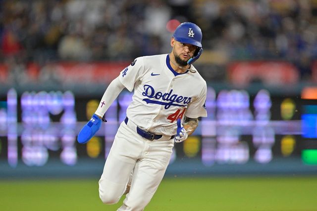 LA 다저스 앤디 파헤스가 정규시즌 경기에 출전해 홈런을 친 뒤 베이스를 돌고 있다. REUTERS 연합뉴스
