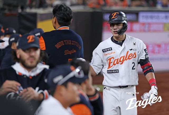 한화 내야수 심우준(오른쪽)은 29일 대전한화생명볼파크에서 열린 '2025 신한 SOL Bank KBO 리그' LG와 주중 3연전 첫 번째 맞대결에서 9번타자 유격수로 선발 출전했다. 4회말 송승기 상대 솔로포를 쏘아 올려 이적 후 첫 홈런포를 기록했다. 한화 이글스
