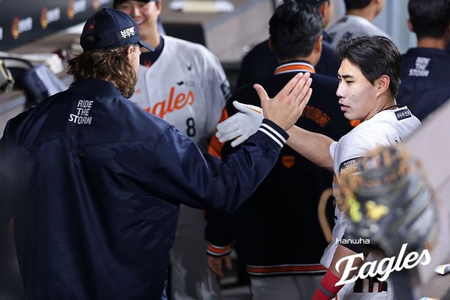 한화 내야수 심우준(오른쪽)은 29일 대전한화생명볼파크에서 열린 '2025 신한 SOL Bank KBO 리그' LG와 주중 3연전 첫 번째 맞대결에서 9번타자 유격수로 선발 출전했다. 4회말 송승기 상대 솔로포를 쏘아 올려 이적 후 첫 홈런포를 기록했다. 한화 이글스