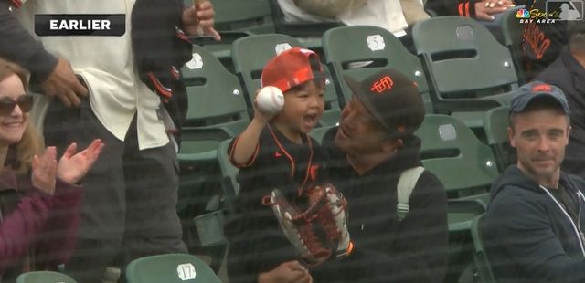 샌프란시스코 자이언츠 이정후가 미국 메이저리그 정규시즌 경기를 앞두고 팬에게 공을 던져주자, 공을 받은 어린이 팬이 기뻐하고 있다. MLB닷컴 영상 캡처