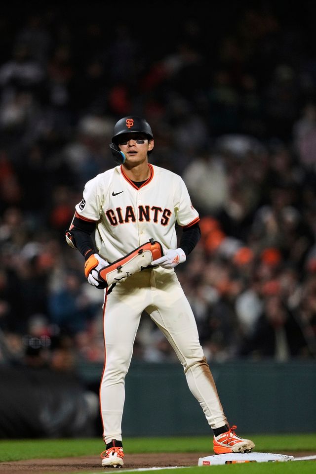 샌프란시스코 자이언츠 이정후가 미국 메이저리그 경기에 출전해 출루해 있다. AP 연합뉴스