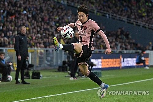 프랑스 유력지 '레키프'가 지난 28일(한국시간) PSG의 아스널 원정 경기에 나설 예상 선발 라인업을 공개했다. 이 라인업에 이강인의 이름은 없다.&nbsp; 루이스 엔리케 감독이 이끄는 PSG는 오는 30일 오전 4시 영국 런던에 있는 에미레이츠 스타디움에서 아스널과 2024-2025시즌 유럽축구연맹(UEFA) 챔피언스리그 준결승 1차전을 치른다.&nbsp;연합뉴스