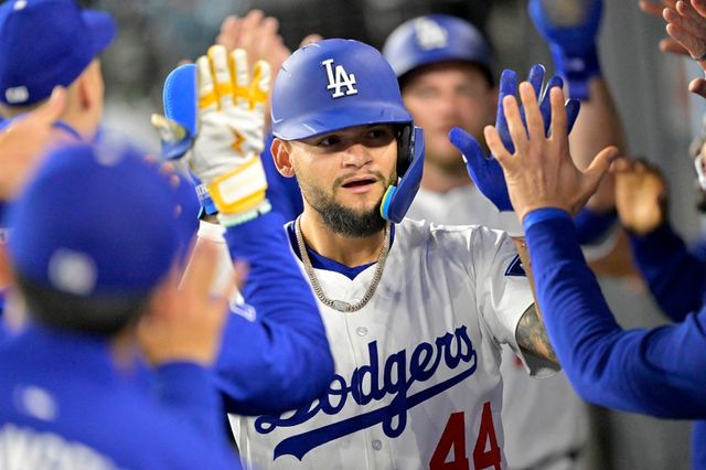 LA 다저스 앤디 파헤스가 정규시즌 경기에 출전해 득점 후 동료들의 축하를 받고 있다. REUTERS 연합뉴스