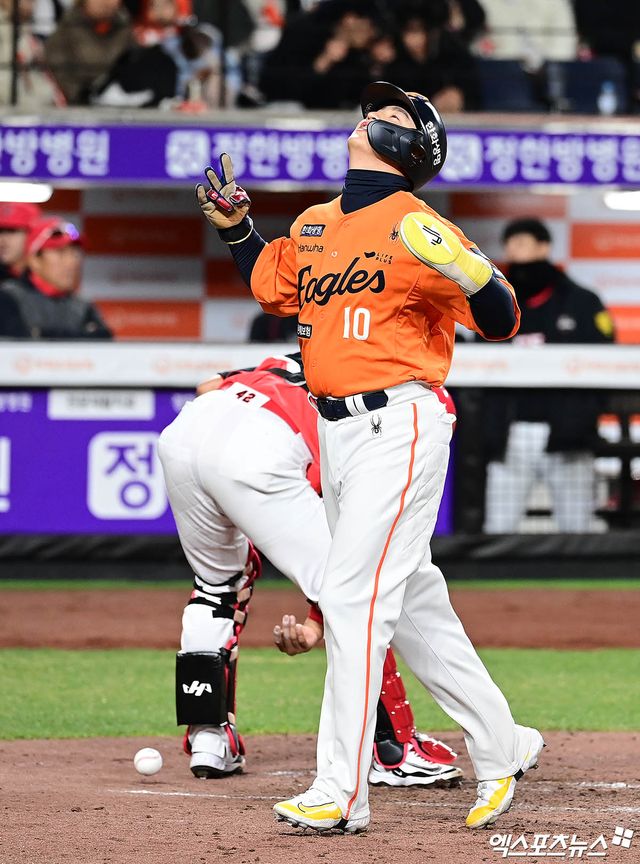 한화 외야수 이진영은 29일 대전한화생명볼파크에서 열릴 '2025 신한 SOL Bank KBO 리그' LG와 정규시즌 네 번째 맞대결에서 6번타자 우익수로 선발 출전할 예정이다. 직전 경기 3안타를 몰아쳐 타격감을 끌어올렸다. 엑스포츠뉴스 DB