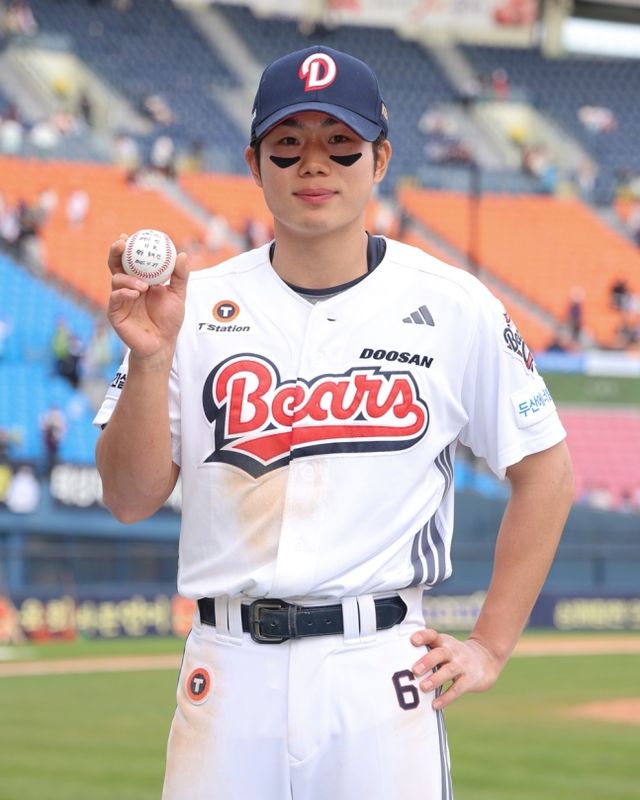 두산 내야수 오명진은 지난 27일 잠실구장에서 열린 '2025 신한 SOL Bank KBO 리그' 롯데와 주말 3연전 마지막 경기에서 6번타자 2루수로 선발 출전했다. 4회말 우측 담장을 넘기는 결승 만루 홈런으로 생애 첫 홈런포를 쏘아 올리는 등 6타점으로 팀 승리에 힘을 보탰다. 두산 베어스