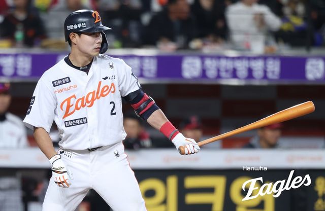 한화 내야수 심우준(오른쪽)은 29일 대전한화생명볼파크에서 열린 '2025 신한 SOL Bank KBO 리그' LG와 주중 3연전 첫 번째 맞대결에서 9번타자 유격수로 선발 출전했다. 4회말 송승기 상대 솔로포를 쏘아 올려 이적 후 첫 홈런포를 기록했다. 한화 이글스