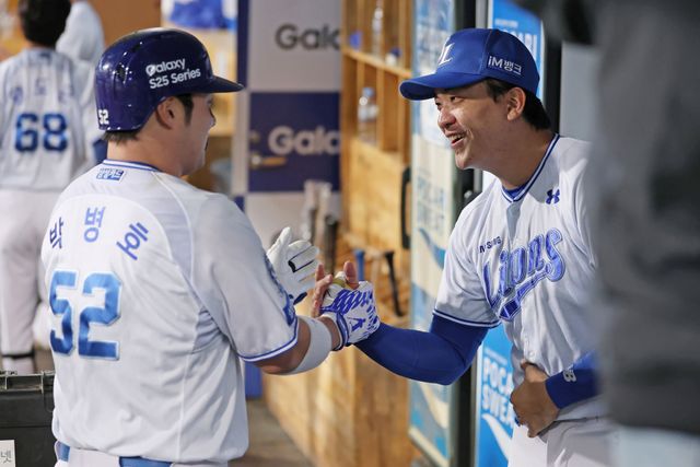 23일 대구삼성라이온즈파크에서 열린 2025 신한 SOL Bank KBO리그 KIA 타이거즈와 삼성 라이온즈의 경기, 삼성 이재희가 박병호와 하이파이브를 하고 있다. 삼성 라이온즈