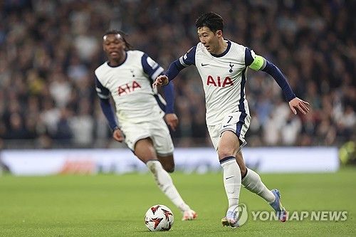 토트넘은 오는 5월 2일 오전 4시(한국시간) 영국 런던에 있는 토트넘 홋스퍼 스타디움에서 노르웨이 강호 보되/글림트와 2024-2025시즌 유럽축구연맹(UEFA) 유로파리그 4강 1차전을 치른다.&nbsp; 토트넘 홋스퍼 주장 손흥민이 아시아 최초의 대기록에 큰 고비를 맞았다. 아직 부상에서 회복하지 못하고 있기 때문이다.&nbsp;연합뉴스