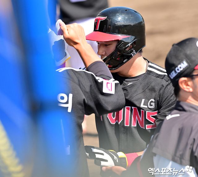 LG 내야수 문정빈은 지난달 23일 잠실구장에서 열린 '2025 신한 SOL Bank KBO 리그' 롯데와 정규시즌 2차전에서 8회말 대타로 교체 출전했다. 구승민 상대 홈런포를 쏘아 올려 생애 첫 안타와 홈런, 타점을 기록했다. 엑스포츠뉴스 DB