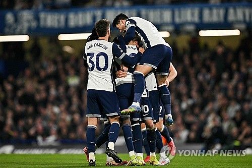 토트넘이 4일(한국시간) 영국 런던에 있는 스탬포드 브릿지에서 열린 첼시와의 2024-2025시즌 프리미어리그 30라운드 맞대결에서 0-1로 패했다.&nbsp; 손흥민이 풀타임을 소화했지만, 토트넘은 최근 리그에서 4경기 무승(1무 3패)의 늪에 빠지면서 순위를 끌어올리지 못했다.연합뉴스