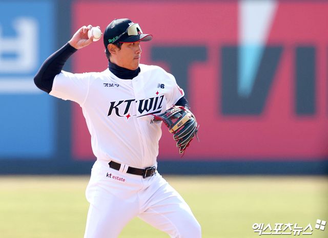 KT 내야수 황재균(사진)은 3일 수원 KT위즈파크에서 열릴 '2025 신한 SOL Bank KBO 리그' LG와 정규시즌 두 번째 맞대결에서 5번타자 3루수로 선발 출전한다. 허경민의 부재로 시즌 첫 3루수로 나선다. 엑스포츠뉴스 DB
