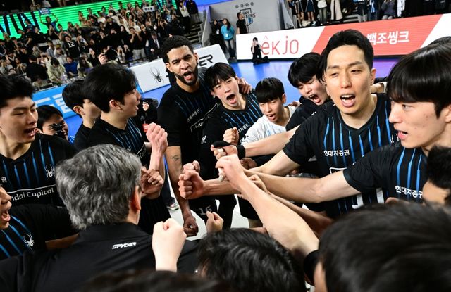 필립 블랑 감독이 이끄는 현대캐피탈은 3일 천안 유관순체육관에서 열린 도드람 2024~2025 V-리그 남자부 대한항공 점보스와의 챔피언결정전 2차전에서 세트스코어 3-1(25-22, 29-31, 25-19, 25-23) 승리를 거뒀다. KOVO