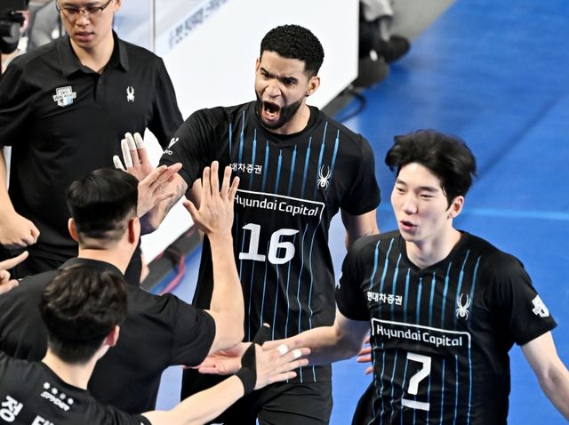 필립 블랑 감독이 이끄는 현대캐피탈은 3일 천안 유관순체육관에서 열린 도드람 2024~2025 V-리그 남자부 대한항공 점보스와의 챔피언결정전 2차전에서 세트스코어 3-1(25-22, 29-31, 25-19, 25-23) 승리를 거뒀다. KOVO