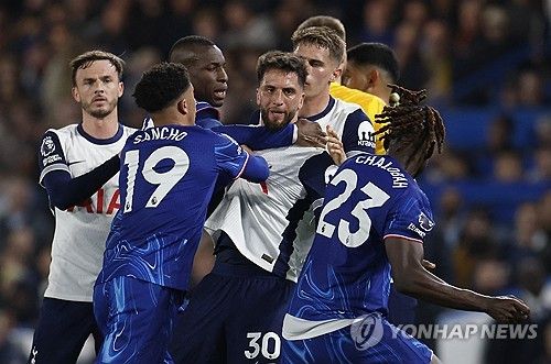 토트넘이 4일(한국시간) 영국 런던에 있는 스탬포드 브릿지에서 열린 첼시와의 2024-2025시즌 프리미어리그 30라운드 맞대결에서 0-1로 패했다.&nbsp; 손흥민이 풀타임을 소화했지만, 토트넘은 최근 리그에서 4경기 무승(1무 3패)의 늪에 빠지면서 순위를 끌어올리지 못했다.연합뉴스