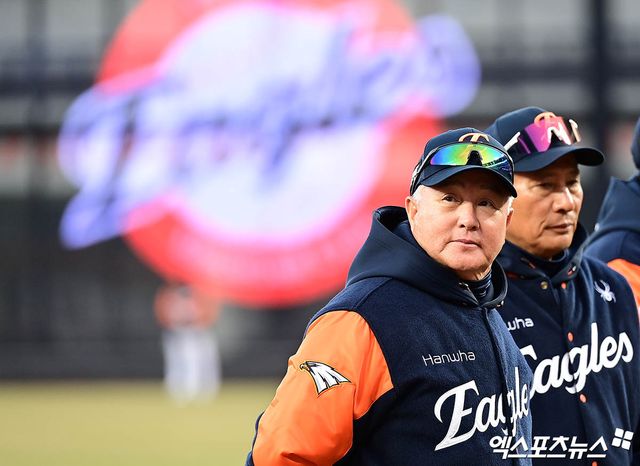 김경문 감독이 이끄는 한화 이글스가 2일 대전 한화생명 볼파크에서 열린 2025 신한 SOL Bank KBO리그 롯데 자이언츠와의 팀 간 1차전에서 타선 침체 속에 2-6으로 졌다. 사진 엑스포츠뉴스 DB
