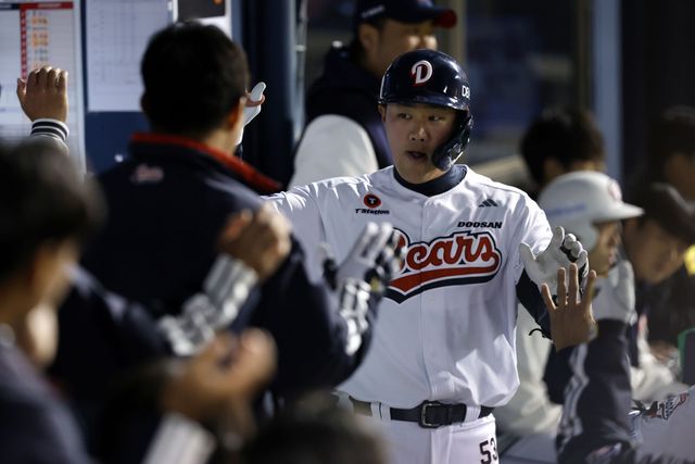 3일 서울 잠실구장에서 열린 2025 신한 SOL Bank KBO리그 키움 히어로즈와 두산 베어스의 경기, 두산이 6-1 승리를 거두고 시즌 첫 연승을 달성했다. 양석환은 홈런 포함 3안타 맹타를 휘두르며 팀 승리를 이끌었다. 두산 베어스