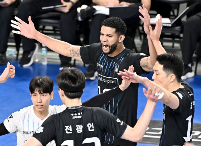 필립 블랑 감독이 이끄는 현대캐피탈은 3일 천안 유관순체육관에서 열린 도드람 2024~2025 V-리그 남자부 대한항공 점보스와의 챔피언결정전 2차전에서 세트스코어 3-1(25-22, 29-31, 25-19, 25-23) 승리를 거뒀다. KOVO