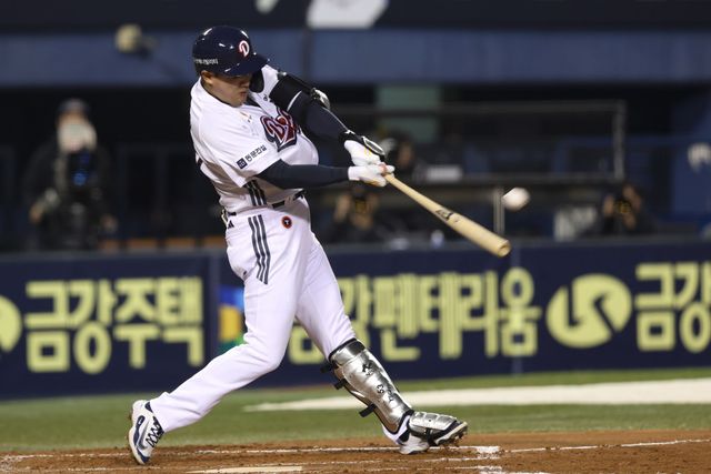 3일 서울 잠실구장에서 열린 2025 신한 SOL Bank KBO리그 키움 히어로즈와 두산 베어스의 경기, 두산이 6-1 승리를 거두고 시즌 첫 연승을 달성했다. 양석환은 홈런 포함 3안타 맹타를 휘두르며 팀 승리를 이끌었다. 두산 베어스