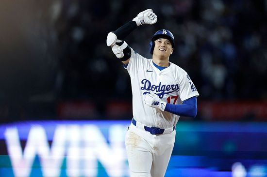 LA 다저스 오타니 쇼헤이가 지난 2일 애틀란타전에서 9회 말 끝내기 홈런으로 70년 만에 팀 개막 8연승을 이끌었다. AFP 연합뉴스