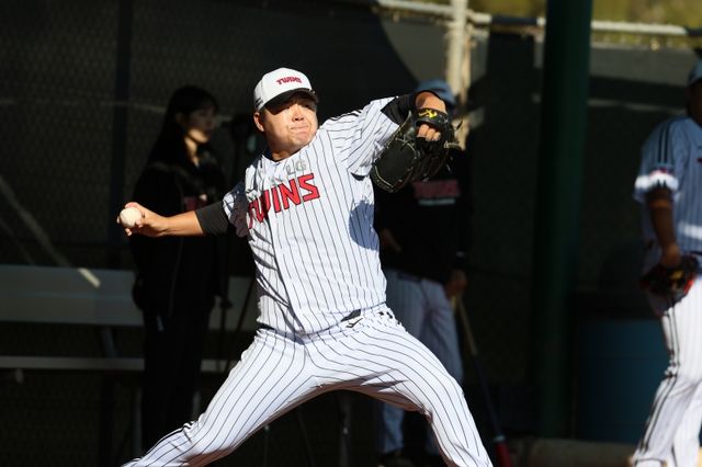 LG 투수 장현식은 3일 수원 KT위즈파크에서 열린 '2025 신한 SOL Bank KBO 리그' KT와 시즌 두 번째 맞대결을 앞두고 1군에 합류했다. 하루 뒤(4일) 잠실구장에서 열릴 KIA전에서 1군 엔트리에 합류할 전망이다. LG 트윈스