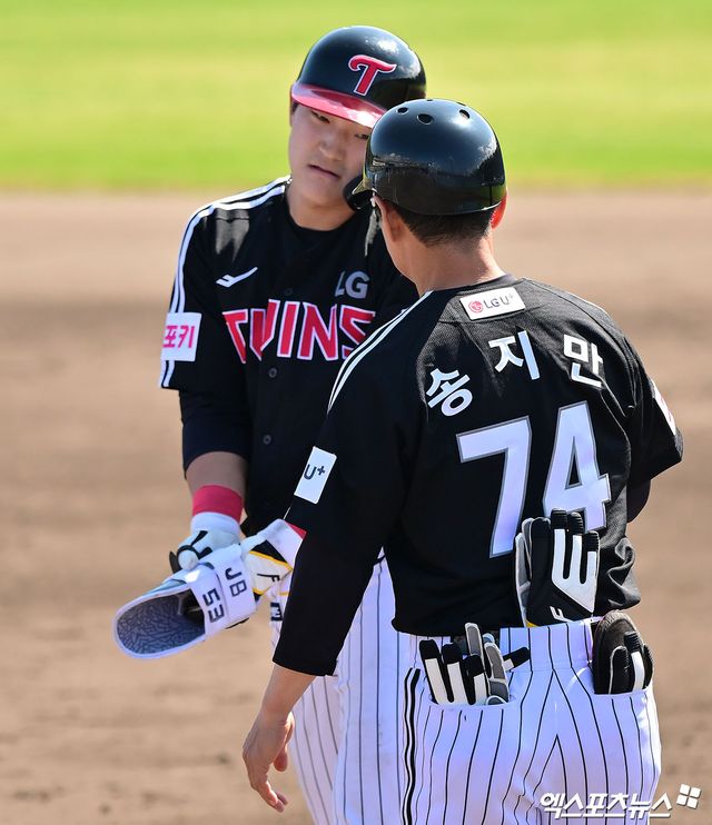 LG 내야수 문정빈(왼쪽)은 지난달 23일 잠실구장에서 열린 '2025 신한 SOL Bank KBO 리그' 롯데와 정규시즌 2차전에서 8회말 대타로 교체 출전했다. 구승민 상대 홈런포를 쏘아 올려 생애 첫 안타와 홈런, 타점을 기록했다. 엑스포츠뉴스 DB