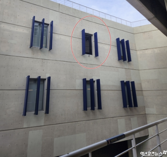 지난달 29일 오후 창원NC파크에서 열린 2025 신한 SOL Bank KBO리그 LG 트윈스와 NC 다이노스의 경기, 경기 도중 3루 쪽 매점 벽에 설치된 구조물이 떨어지면서 관중 3명이 다쳤다. 그 중 머리를 크게 다친 20대 여성은 병원에서 수술과 치료를 받았지만, 31일 오전 세상을 떠났다. 엑스포츠뉴스 DB