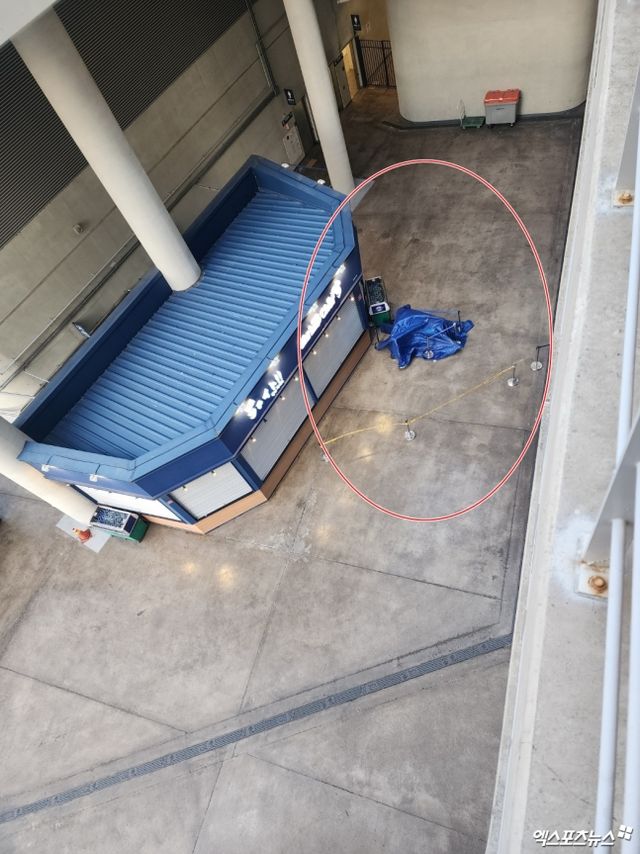 NC와 LG는 29일 창원 NC파크에서 '2025 신한 SOL Bank KBO 리그' 정규시즌 2차전을 치렀다. 이날 오후 5시 20분경 경기장 내 구조물이 추락해 관중 3명을 다치게 했고, 30일 경기가 시설문 안전점검 사유로 취소됐다. 엑스포츠뉴스 DB