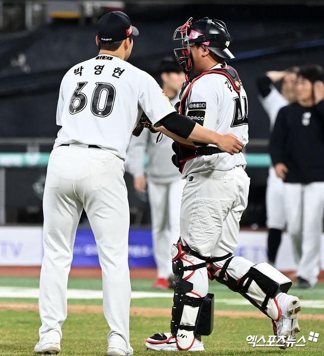 KT 투수 박영현(왼쪽)은 2일 수원 KT위즈파크에서 열린 '2025 신한 SOL Bank KBO 리그' LG와 정규시즌 첫 번째 맞대결에서 9회초 구원 등판했다. 세 타자를 1이닝 무실점으로 틀어막으며 오랜만에 깔끔한 투구를 선보였다. 엑스포츠뉴스 DB