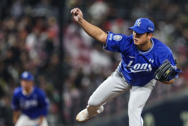 2일 오후 광주-KIA챔피언스필드에서 열린 '2025 신한 SOL Bank KBO리그' 삼성 라이온즈와 KIA 타이거즈의 경기, 삼성 선발투수 최원태가 공을 힘차게 던지고 있다. 삼성 라이온즈