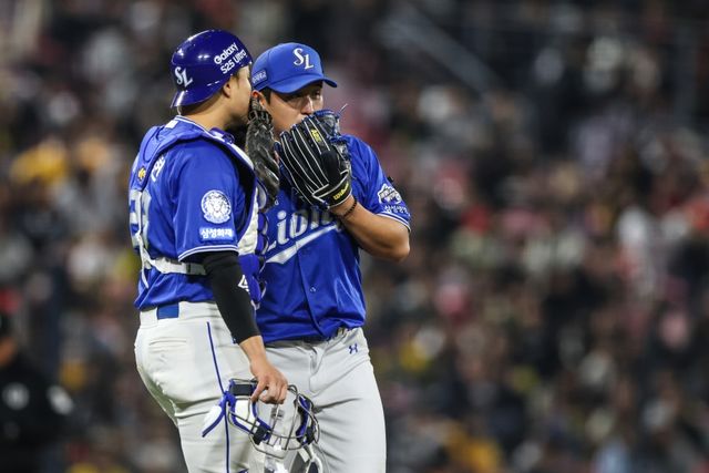 2일 오후 광주-KIA챔피언스필드에서 열린 '2025 신한 SOL Bank KBO리그' 삼성 라이온즈와 KIA 타이거즈의 경기, 삼성 선발투수 최원태가 포수 이병헌과 이야기를 나누고 있다. 삼성 라이온즈