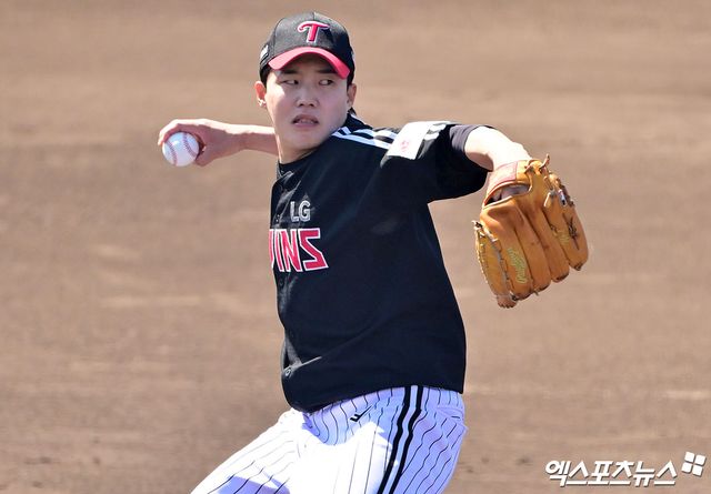 LG 투수 임찬규는 3일 수원 KT위즈파크에서 열린 '2025 신한 SOL Bank KBO 리그' KT와 시즌 두 번째 맞대결에서 선발 등판했다. 5⅔이닝 1실점으로 시즌 2승(무패)을 챙겼다. 엑스포츠뉴스 DB