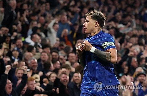 토트넘이 4일(한국시간) 영국 런던에 있는 스탬포드 브릿지에서 열린 첼시와의 2024-2025시즌 프리미어리그 30라운드 맞대결에서 0-1로 패했다.&nbsp; 손흥민이 풀타임을 소화했지만, 토트넘은 최근 리그에서 4경기 무승(1무 3패)의 늪에 빠지면서 순위를 끌어올리지 못했다.연합뉴스