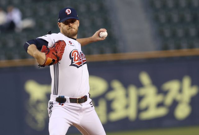 3일 서울 잠실구장에서 열린 2025 신한 SOL Bank KBO리그 키움 히어로즈와 두산 베어스의 경기, 두산이 6-1 승리를 거두고 시즌 첫 연승을 달성했다. 두산 콜어빈은 6이닝 1실점 퀄리티스타트로 호투하고 시즌 2승을 챙겼다. 두산 베어스