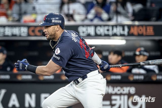 롯데 자이언츠 외국인 타자 빅터 레이예스가 3일 대전 한화생명 볼파크에서 열린 2025 신한 SOL Bank KBO리그 한화 이글스와의 팀 간 2차전에서 8회초 결승 1타점 2루타를 기록했다. 사진 롯데 자이언츠