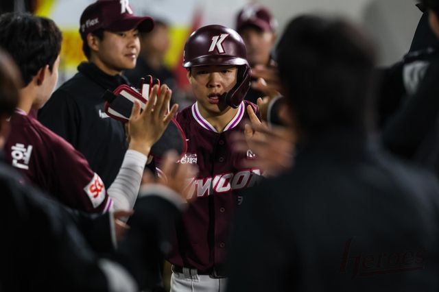 키움 히어로즈 신인 여동욱은 정규시즌 개막전 3루수를 맡아 데뷔 첫 타석에 홈런을 터뜨렸으나 5경기를 소화한 후 지난달 28일 1군 엔트리에서 말소됐다. 키움 히어로즈