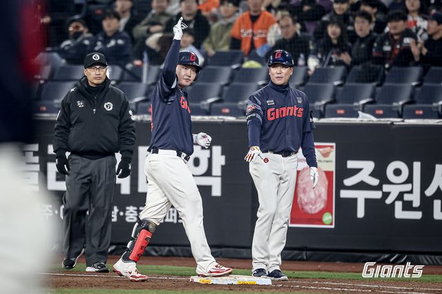 롯데 자이언츠 포수 정보근이 3일 대전 한화생명 볼파크에서 열린 2025 신한 SOL Bank KBO리그 한화 이글스와의 팀 간 2차전에서 5회초 1타점 적시타를 기록했다. 사진 롯데 자이언츠