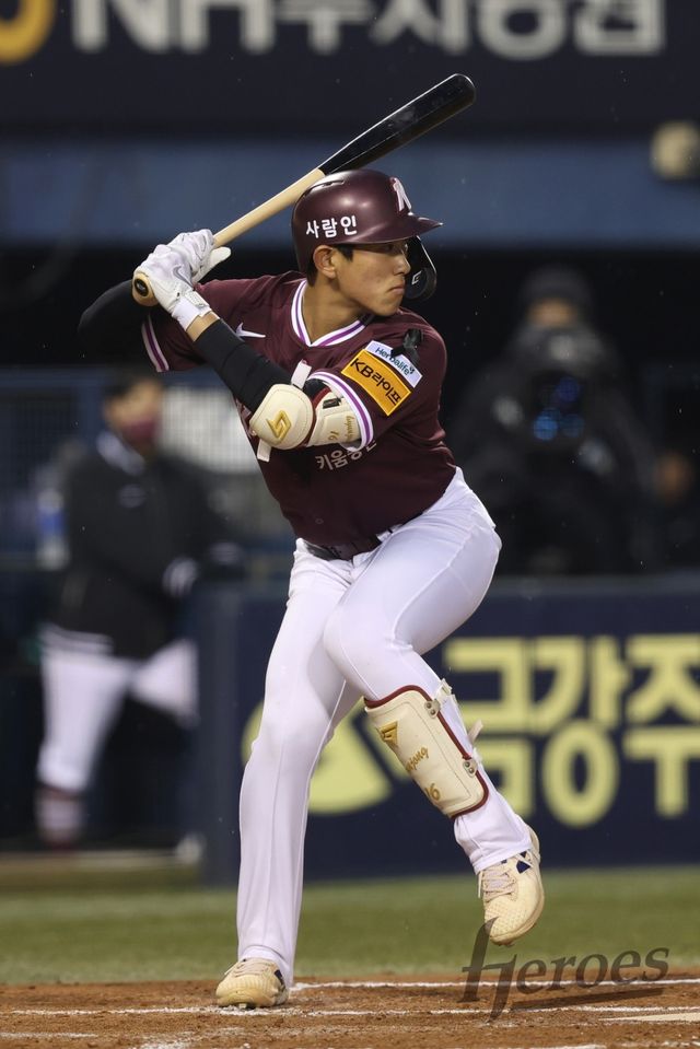 키움 히어로즈는 3일 서울 잠실구장에서 열리는 2025 신한 SOL Bank KBO리그 두산 베어스와의 원정경기를 앞두고 내야수 양현종과 어준서의 1군 엔트리를 말소, 강진성과 이승원을 등록했다. 키움 히어로즈