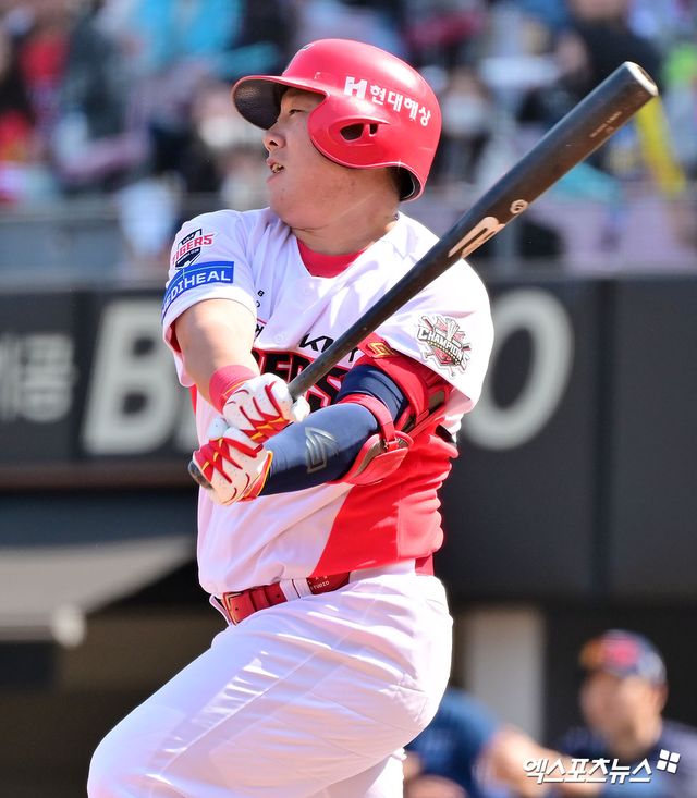 22일 오후 광주기아챔피언스필드에서 열린 '2025 신한 SOL Bank KBO리그' NC 다이노스와 KIA 타이거즈의 개막전 경기, 2회말 2사 1루 KIA 이우성이 중전안타를 날리고 있다. 엑스포츠뉴스 DB